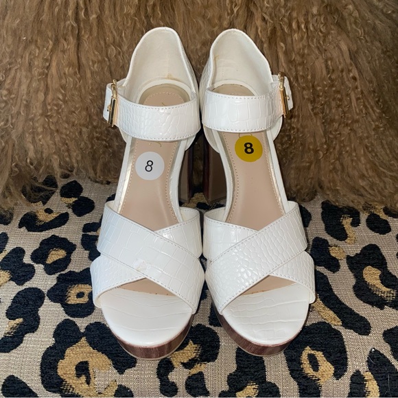 Sugar Croc-embossed white patent leather platform sandals - Picture 5 of 8